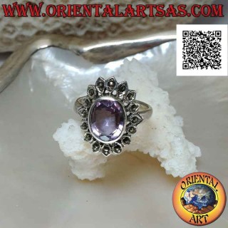 Anello in argento con ametista ovale naturale sfaccettata contornata da petali ovali con marcassite