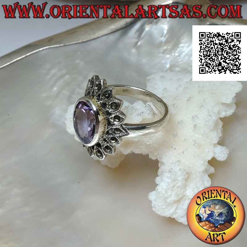 Silberring mit natürlichem ovalem facettiertem Amethyst, umgeben von ovalen Blütenblättern mit Markasit