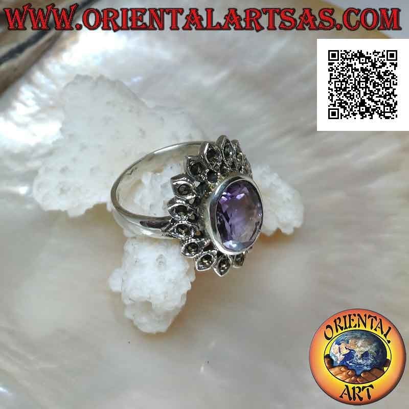 Anillo de plata con amatista facetada ovalada natural rodeada de pétalos ovalados con marcasita