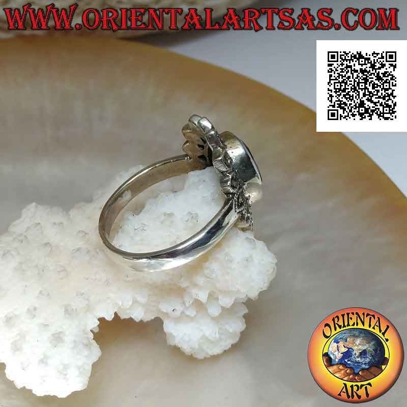 Anello in argento con ametista ovale naturale sfaccettata contornata da petali ovali con marcassite