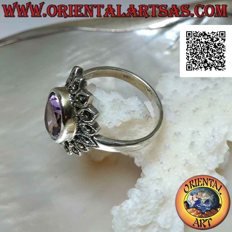 Anillo de plata con amatista facetada ovalada natural rodeada de pétalos ovalados con marcasita