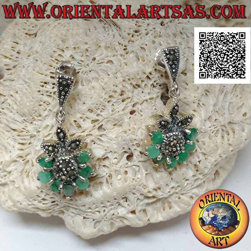 Orecchini in argento, fiore di sei smeraldi naturali incastonati a semicerchio e petali e centro di marcassite