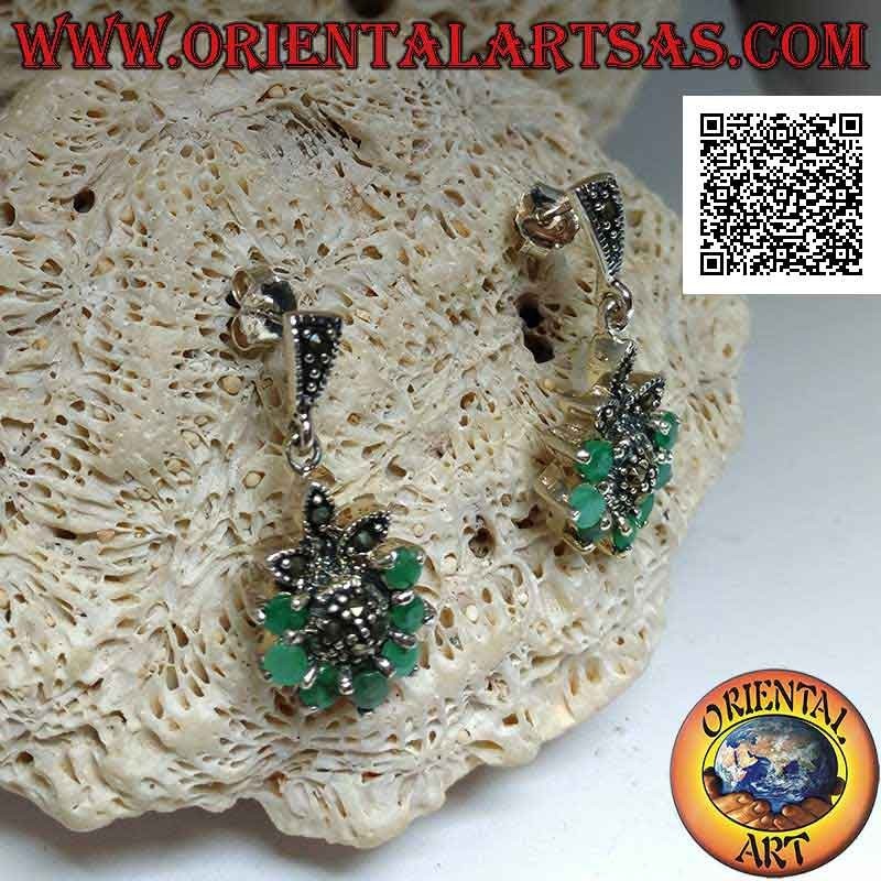 Orecchini in argento, fiore di sei smeraldi naturali incastonati a semicerchio e petali e centro di marcassite