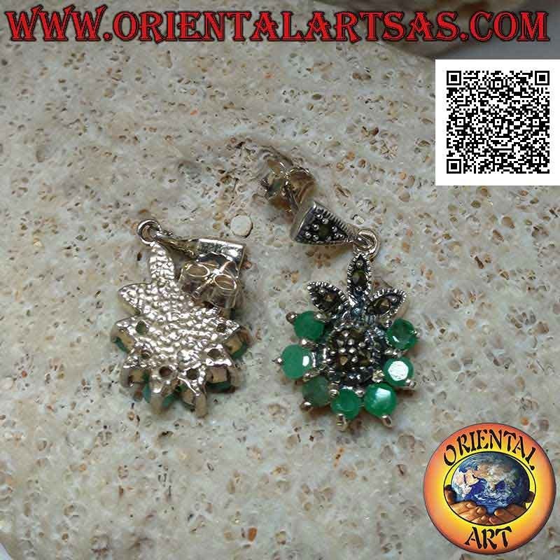 Pendientes de plata, flor de seis esmeraldas naturales en semicírculo y pétalos y centro de marcasita