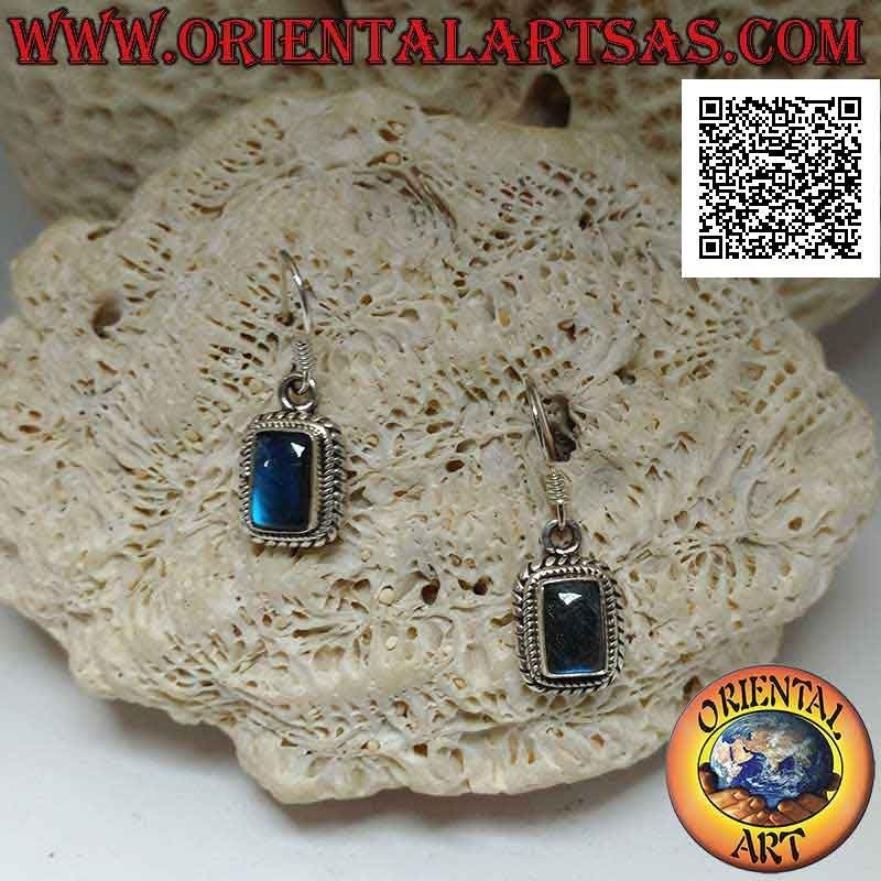 Orecchini in argento con Labradorite rettangolare a fluorescenza blu contornata da intreccio