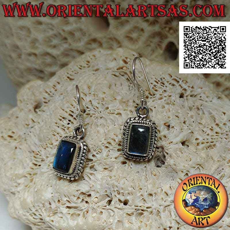 Orecchini in argento con Labradorite rettangolare a fluorescenza blu contornata da intreccio