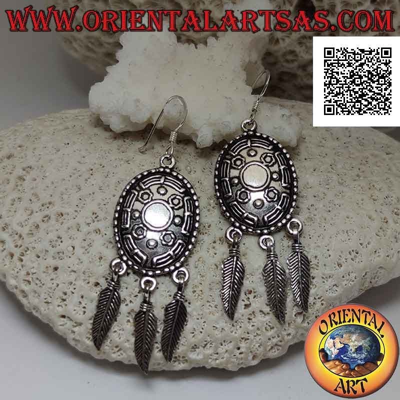 Pendientes de palanca de plata con escudo étnico ovalado decorado en relieve y plumas colgantes