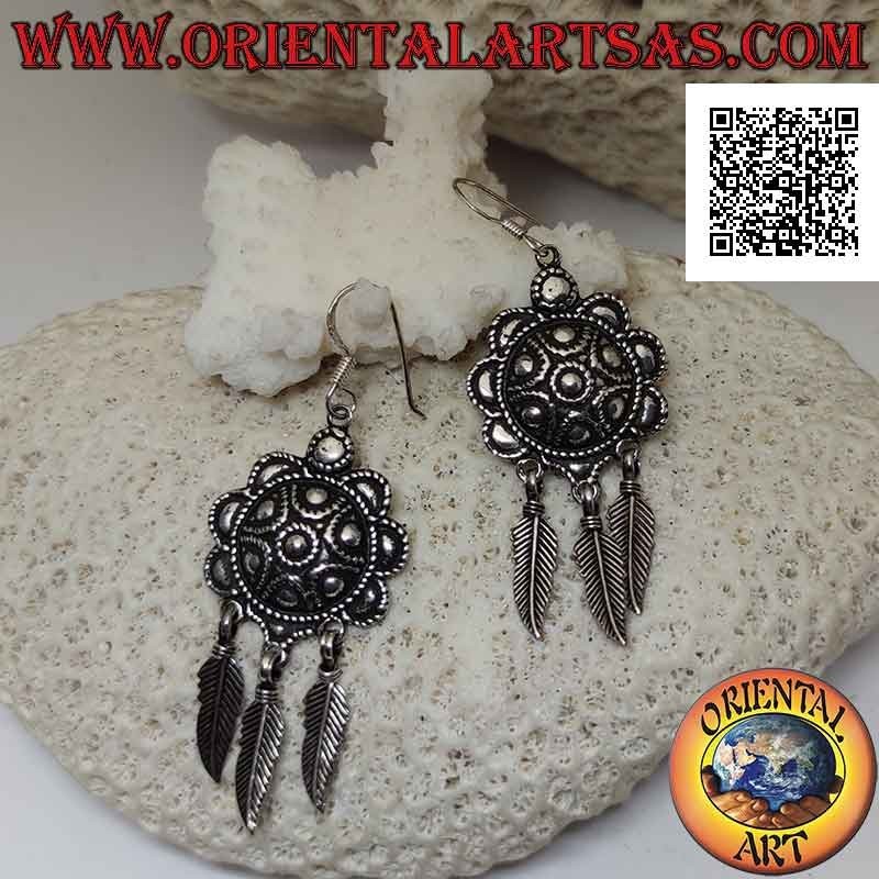 Pendientes de plata con escudo cincelado en relieve y plumas colgantes