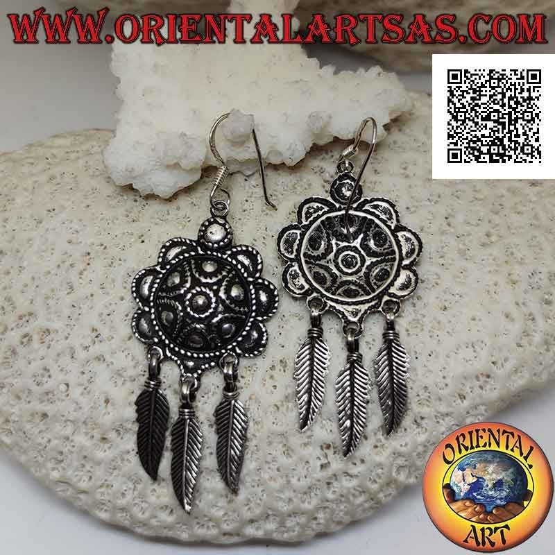Boucles d'oreilles en argent avec bouclier ciselé en relief et plumes pendantes