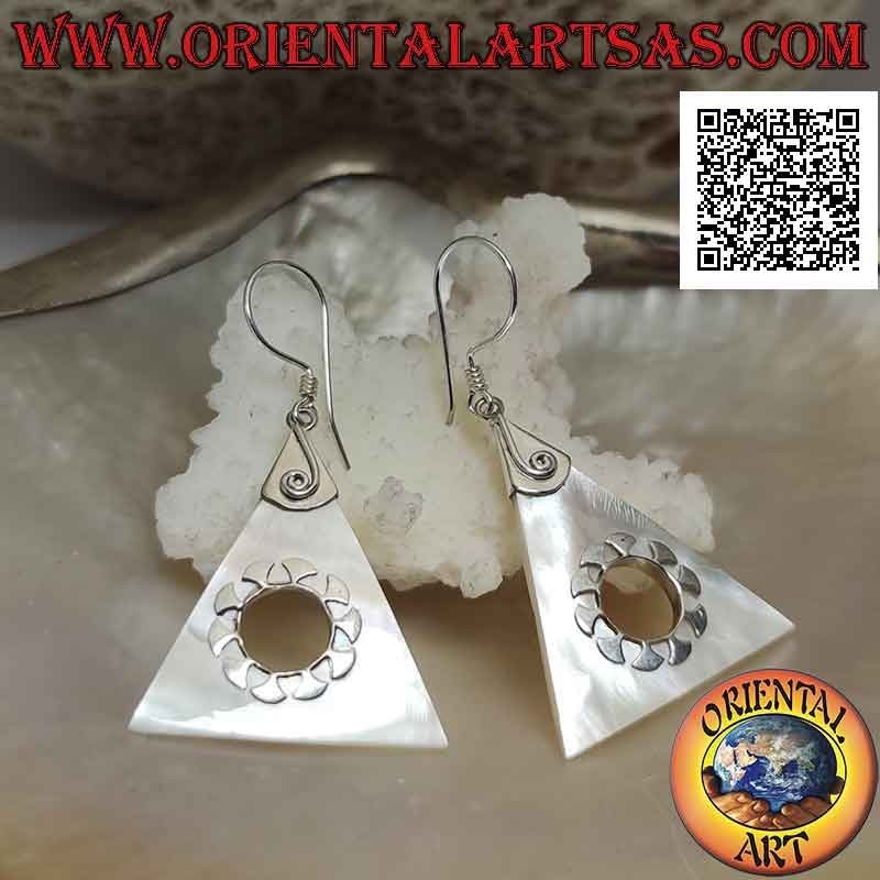 Boucles d'oreilles en argent avec plaque triangulaire en nacre avec trou central et décorations en argent