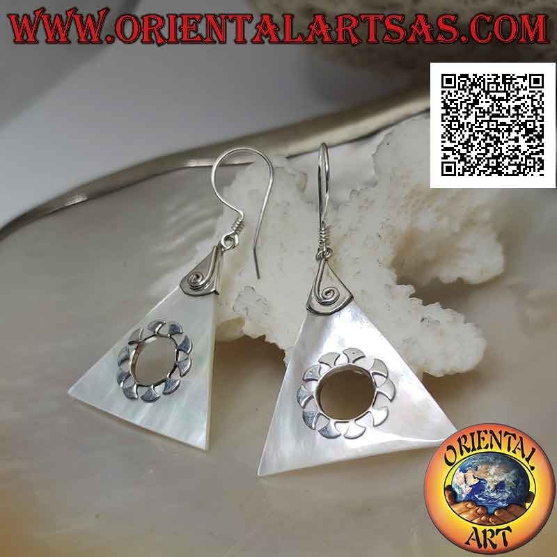Boucles d'oreilles en argent avec plaque triangulaire en nacre avec trou central et décorations en argent