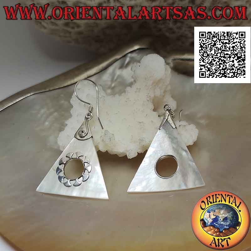 Pendientes de plata con placa triangular de nácar con orificio central y adornos de plata