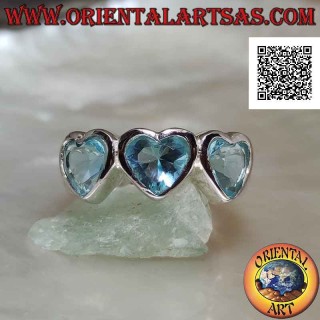 Anello in argento rodiato liscio con tre cuori di topazio blu di sintesi