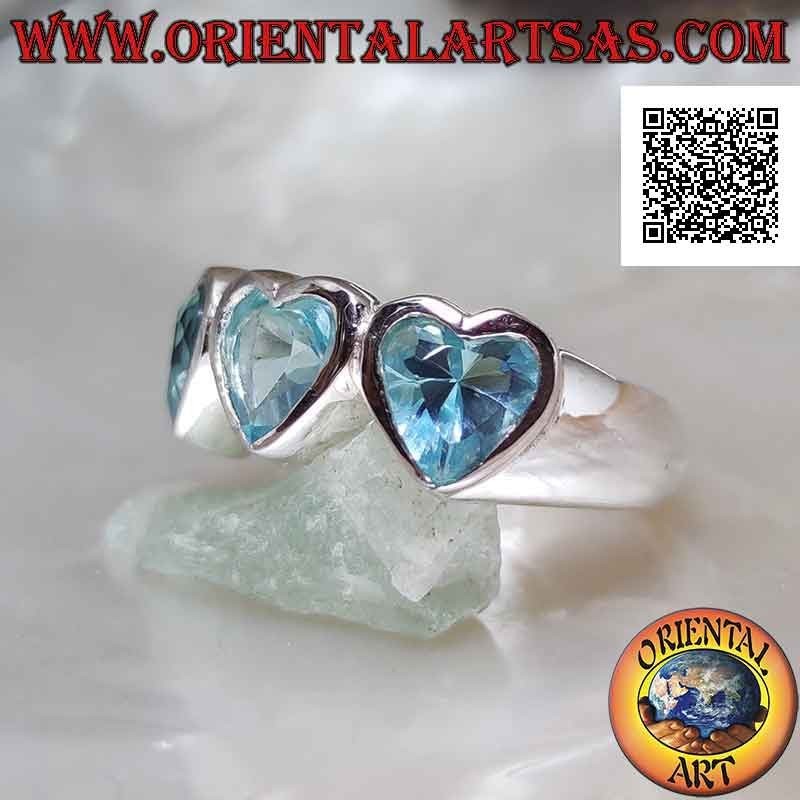Bague en argent rhodié lisse avec trois coeurs en topaze bleue synthétique