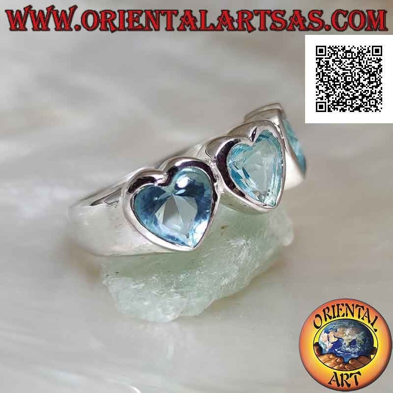 Anello in argento rodiato liscio con tre cuori di topazio blu di sintesi