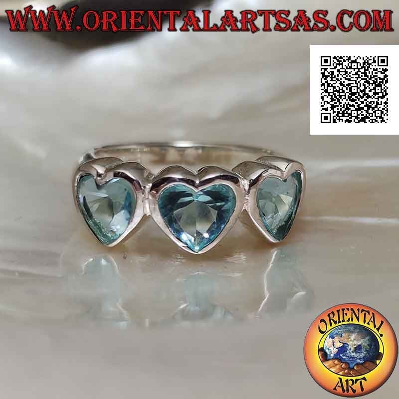 Glatter Rhodiumsilberring mit drei synthetischen blauen Topasherzen