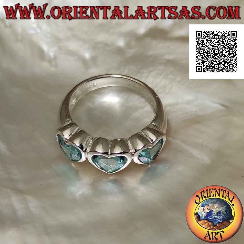 Anello in argento rodiato liscio con tre cuori di topazio blu di sintesi