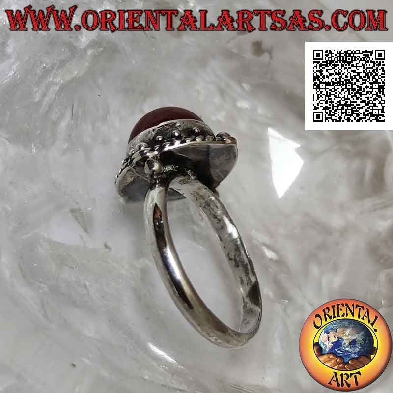 Anillo de plata con cornalina cabujón redonda rodeada de entrelazado y bola en los cuatro puntos cardinales