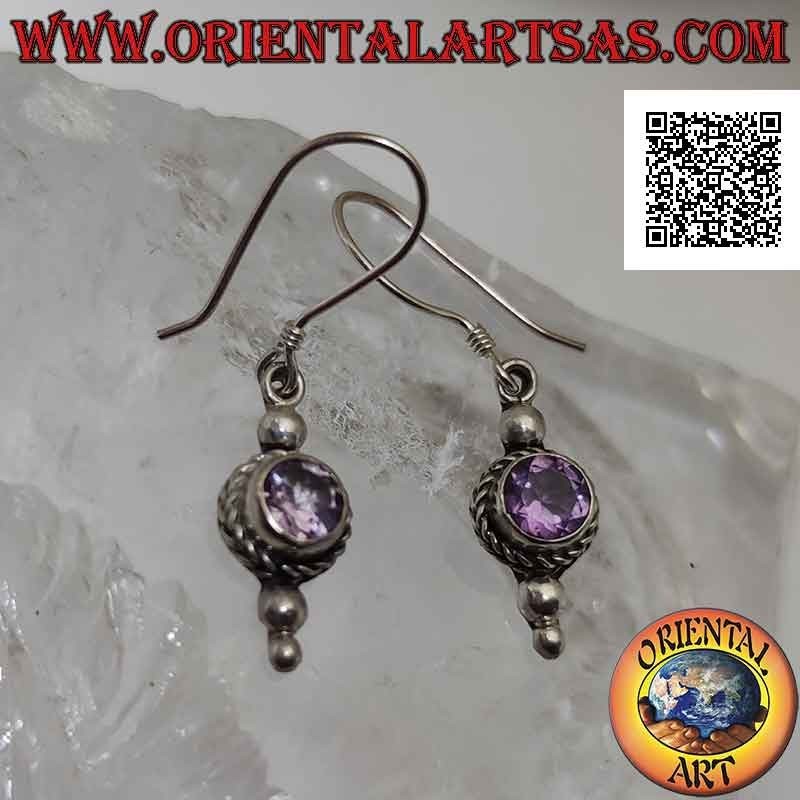 Silberohrringe mit rundem Amethyst, umgeben von Verflechtungen und Kugeln oben und unten