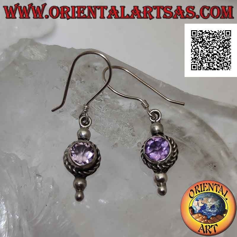 Silberohrringe mit rundem Amethyst, umgeben von Verflechtungen und Kugeln oben und unten
