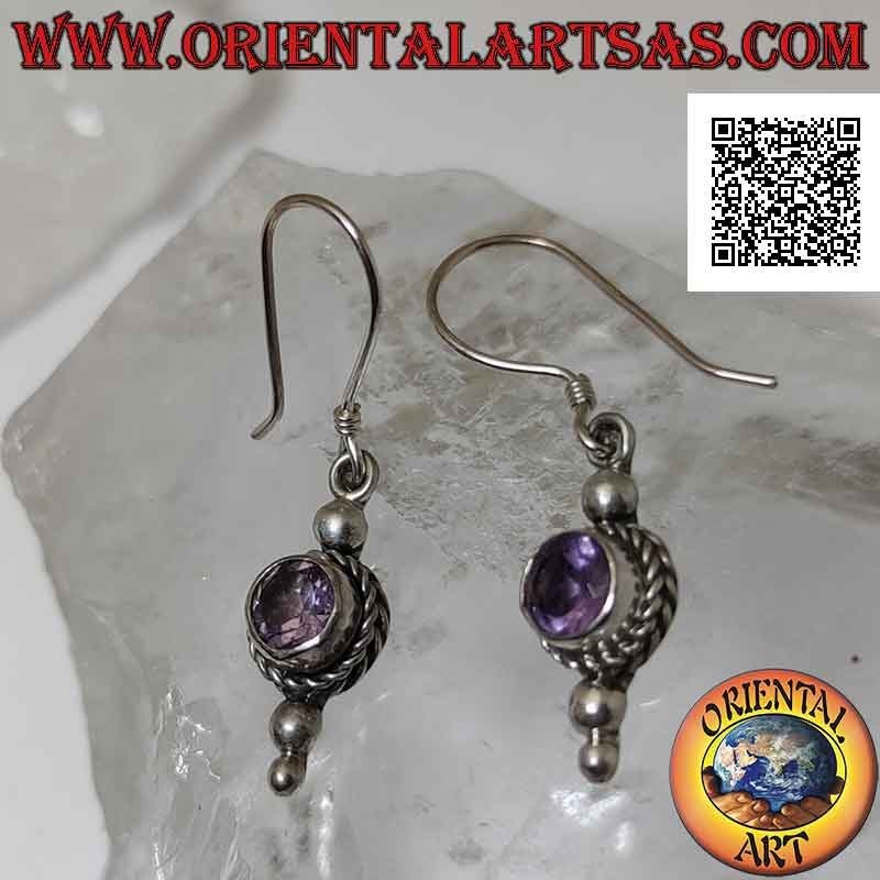 Boucles d'oreilles en argent avec améthyste ronde entourées d'entrelacs et de boules dessus et dessous