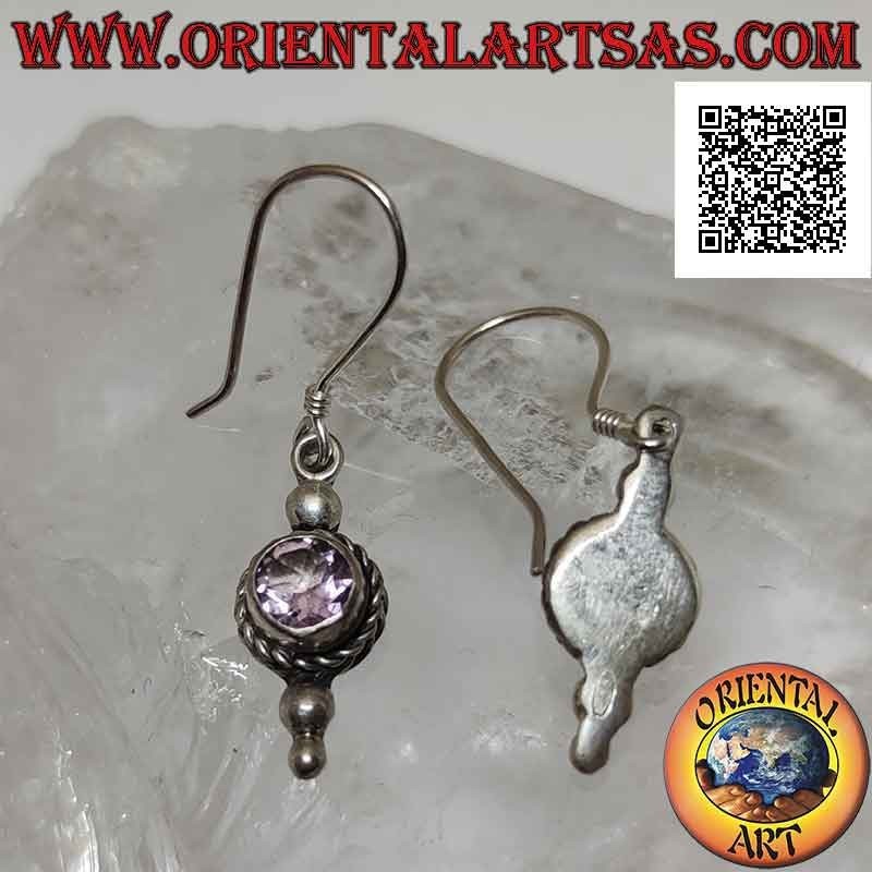 Silberohrringe mit rundem Amethyst, umgeben von Verflechtungen und Kugeln oben und unten