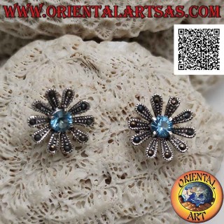 Boucles d'oreilles lobe en argent en forme de grande marguerite parsemée de marcassite et topaze bleue ronde centrale