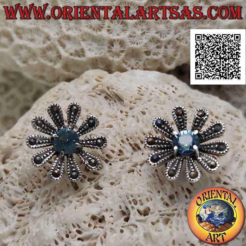 Orecchini in argento da lobo a forma di grande margherita tempestata di marcassite e topazio blu tondo centrale