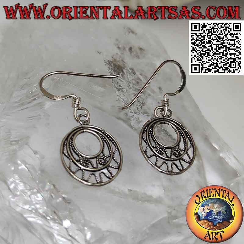 Pendientes de plata con círculos concéntricos y procesamiento de filigrana entre ellos