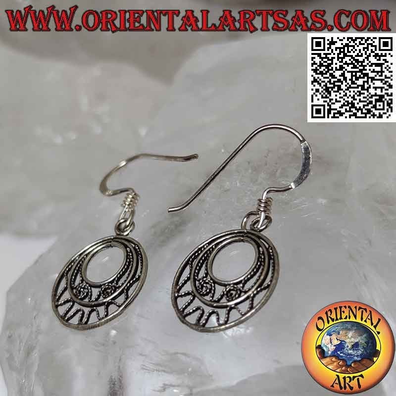 Silver earrings with concentric circles and filigree processing between them