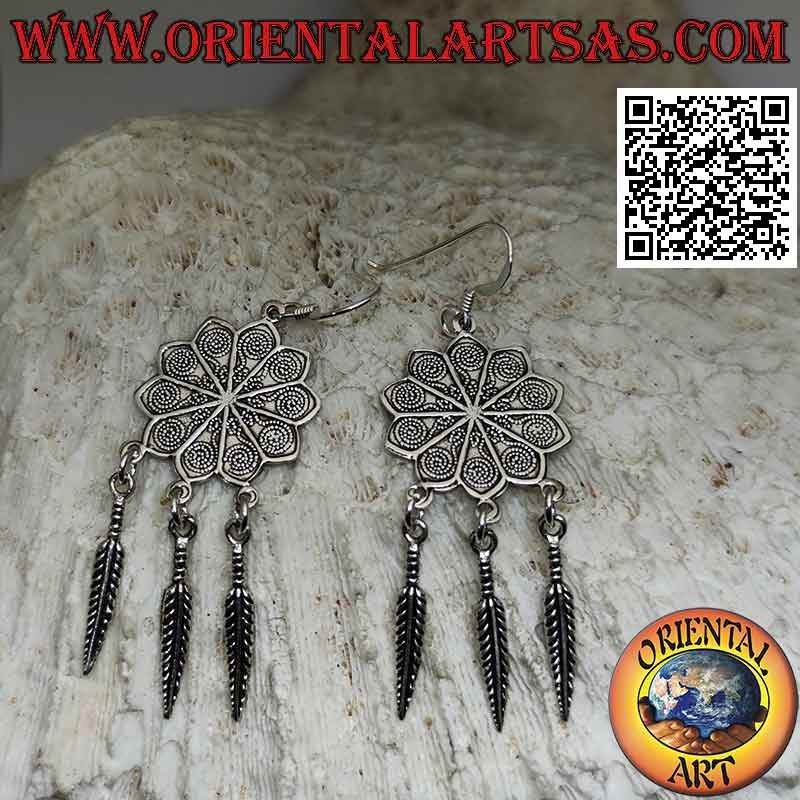 Orecchini in argento a monachella con fiore mandala decorato e piume pendenti
