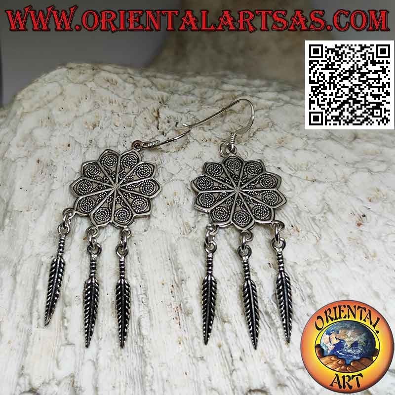 Boucles d'oreilles à levier en argent avec fleur de mandala décorée et plumes pendantes