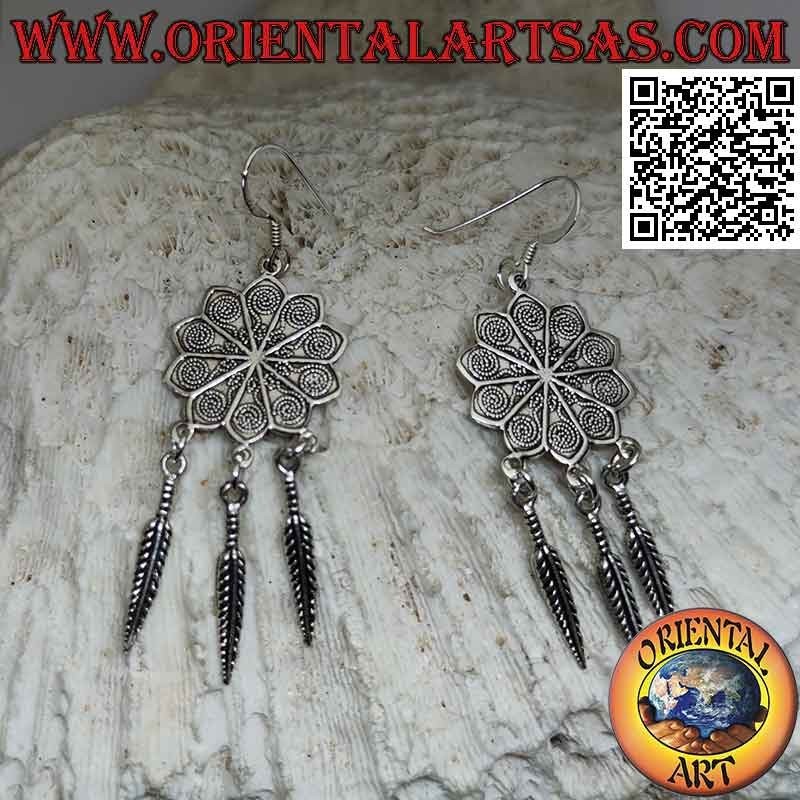 Pendientes de palanca de plata con flor mandala decorada y plumas colgantes