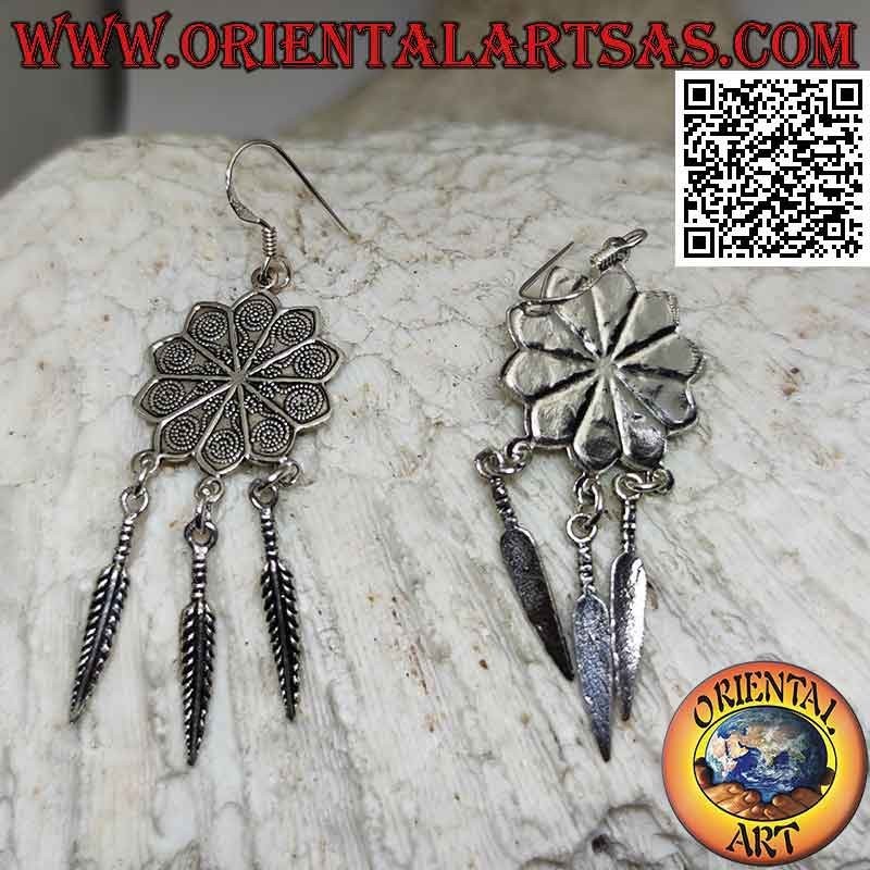 Pendientes de palanca de plata con flor mandala decorada y plumas colgantes