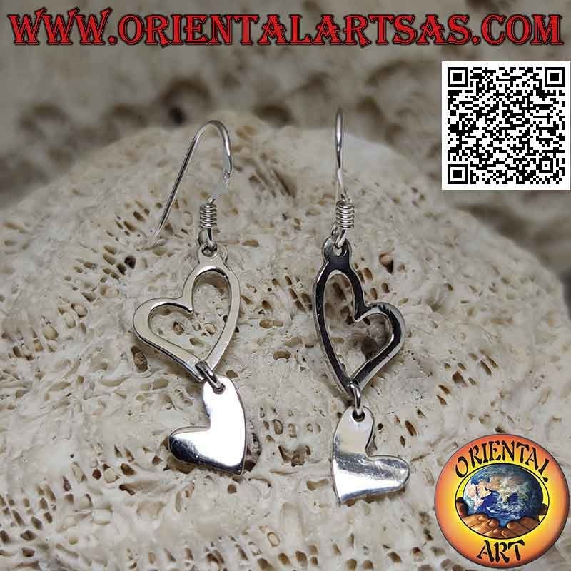 Pendientes de palanca de plata con dos corazones colgantes complementarios