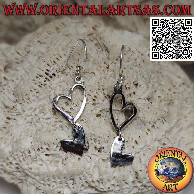 Pendientes de palanca de plata con dos corazones colgantes complementarios