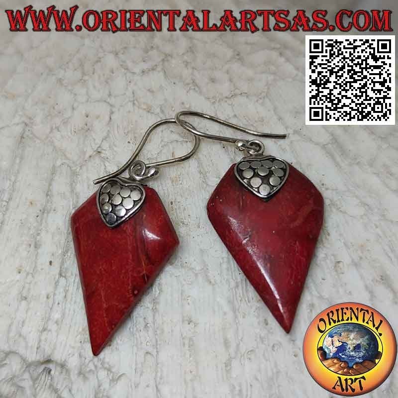 Orecchini in argento a monachella con madrepora rossa (corallo) a romboide deltoide e gancio decorato