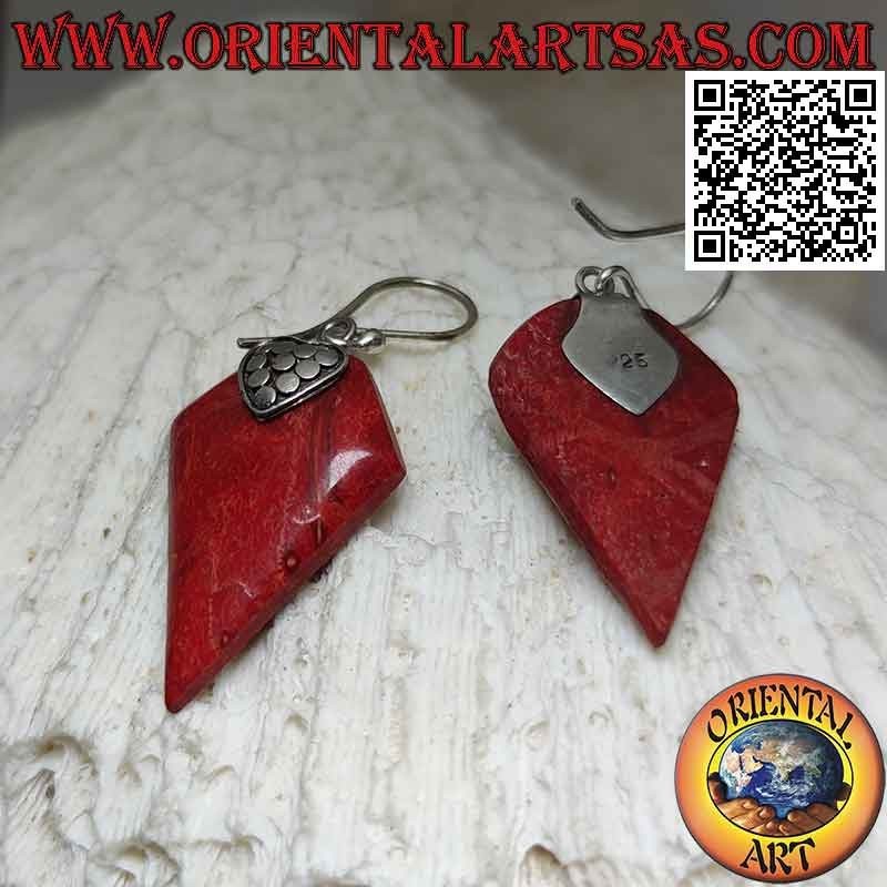 Boucles d'oreilles crochet en argent avec corail rouge (corail) avec cerf-volant deltoïde et crochet décoré