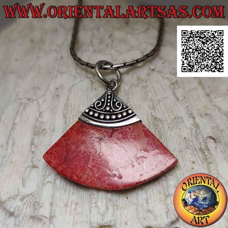 Pendentif en argent avec une tranche de cercle de corail rouge (corail) et crochet travaillé