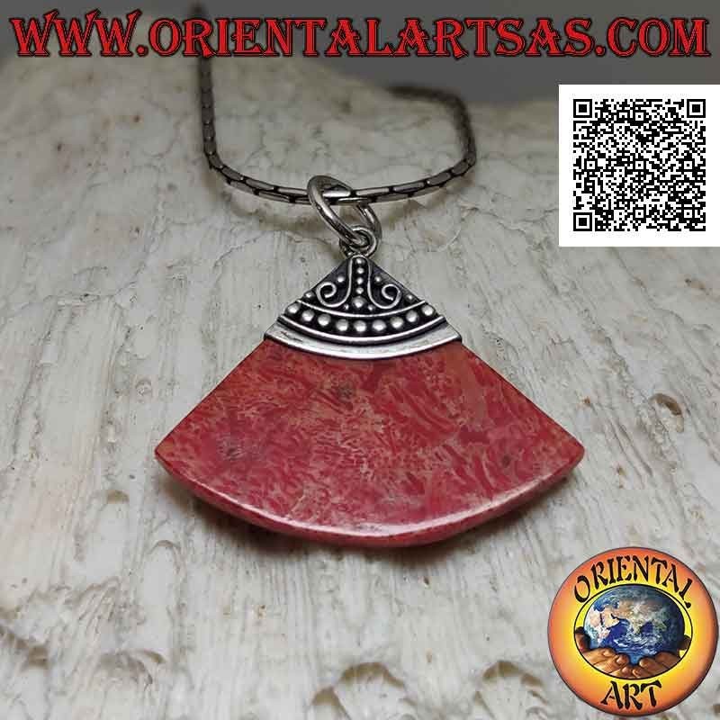 Colgante de plata con una rodaja de círculo de coral rojo (coral) y gancho trabajado