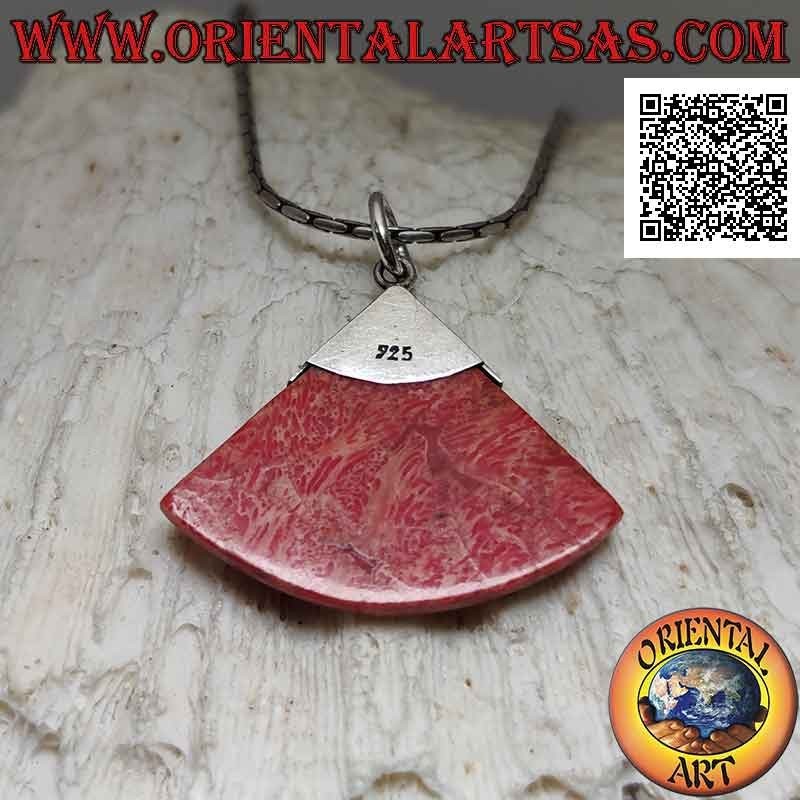 Colgante de plata con una rodaja de círculo de coral rojo (coral) y gancho trabajado