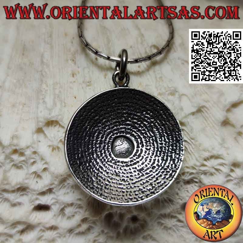 Colgante de plata, el reloj de sol de los antiguos