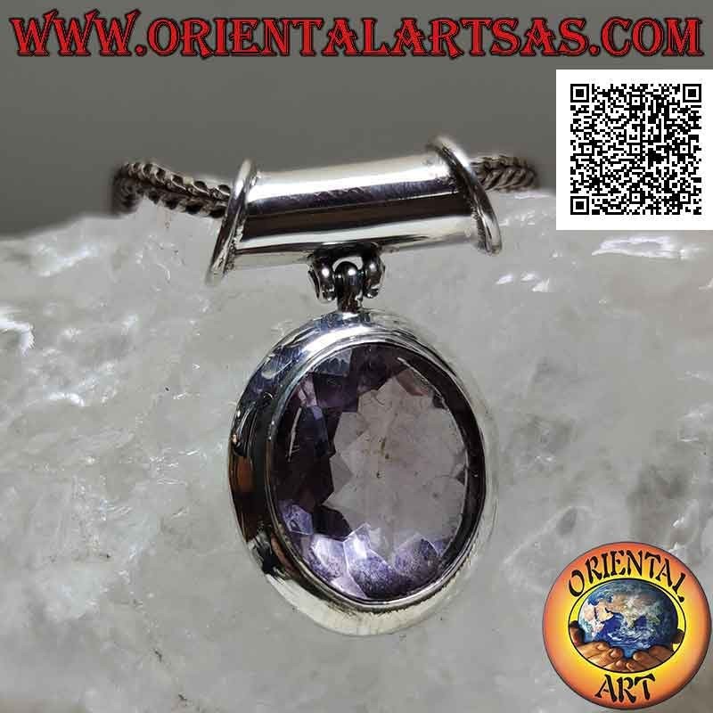Pendentif en argent avec grande améthyste facettée ovale naturelle sur cadre lisse et crochet tubulaire mobile