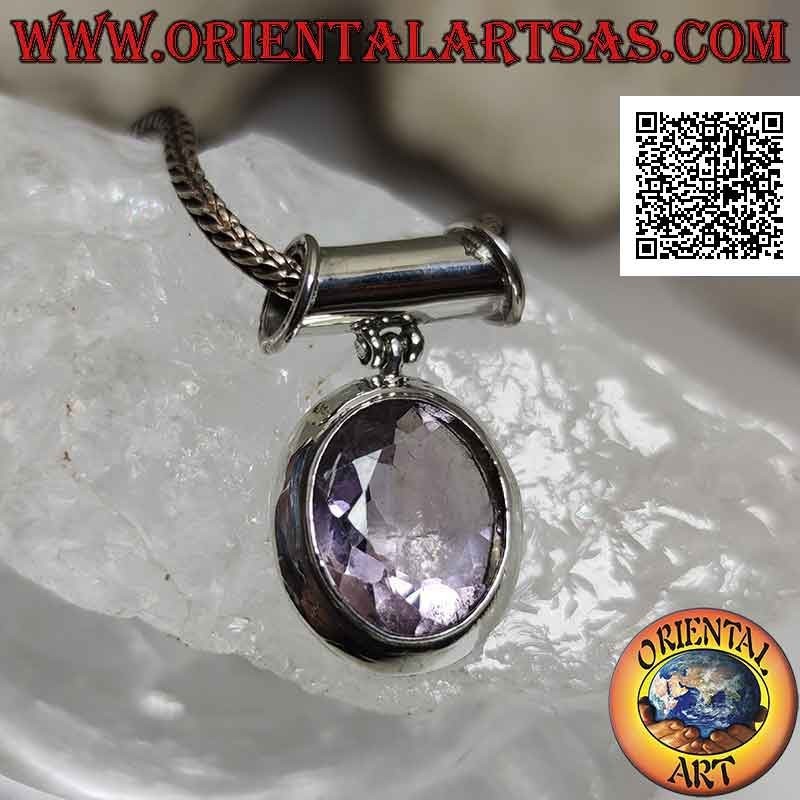 Ciondolo in argento con grande ametista naturale ovale sfaccettata su montatura liscia e gancio tubolare mobile