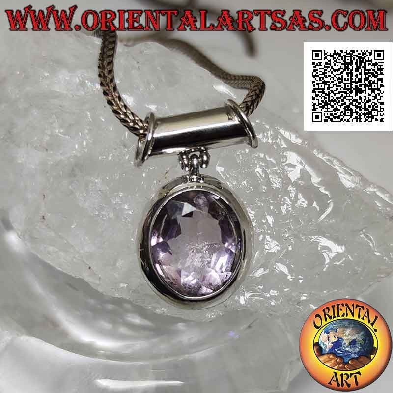 Colgante de plata con gran amatista facetada ovalada natural sobre marco liso y gancho tubular móvil