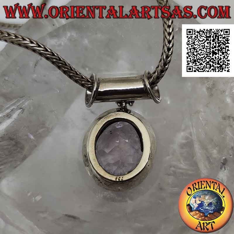 Colgante de plata con gran amatista facetada ovalada natural sobre marco liso y gancho tubular móvil