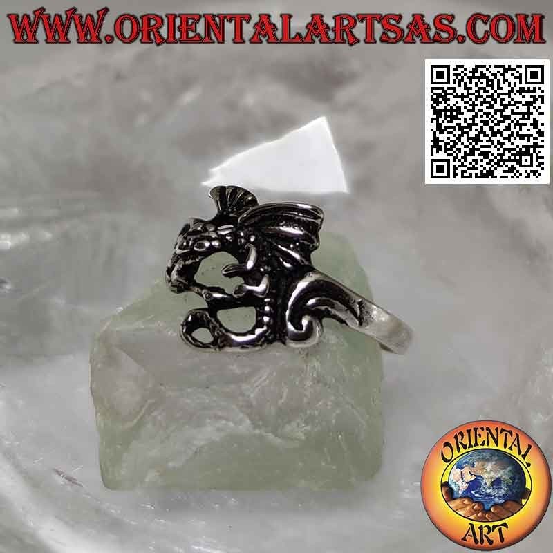 Anillo de plata con dragón basilisco en vuelo de perfil
