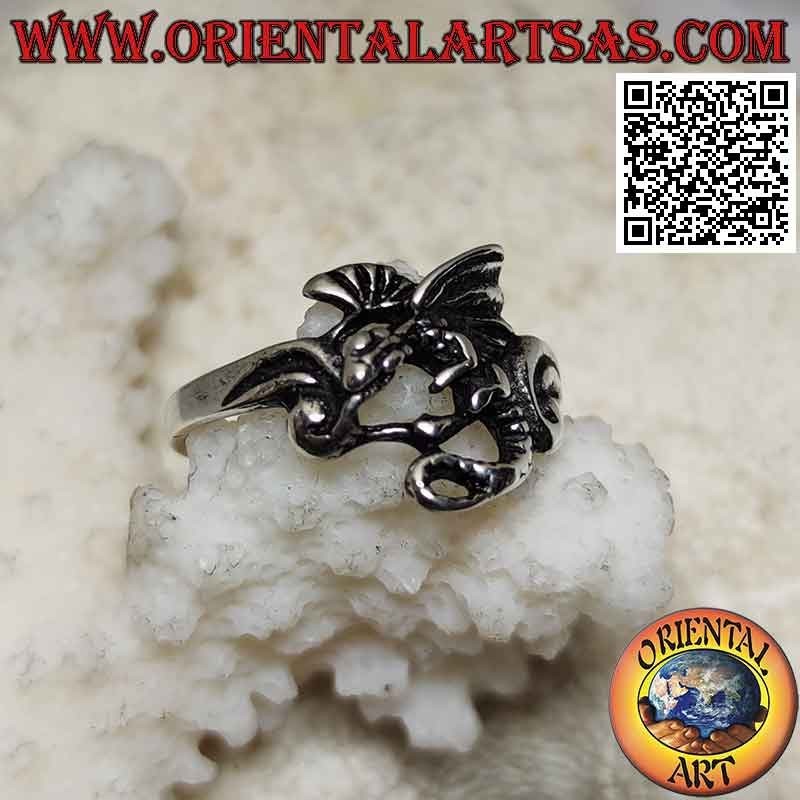 Anillo de plata con dragón basilisco en vuelo de perfil