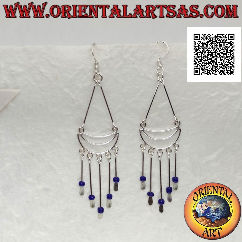 Boucles d'oreilles en argent avec arcs attachés avec une rangée de boules de lapis lazuli pendantes