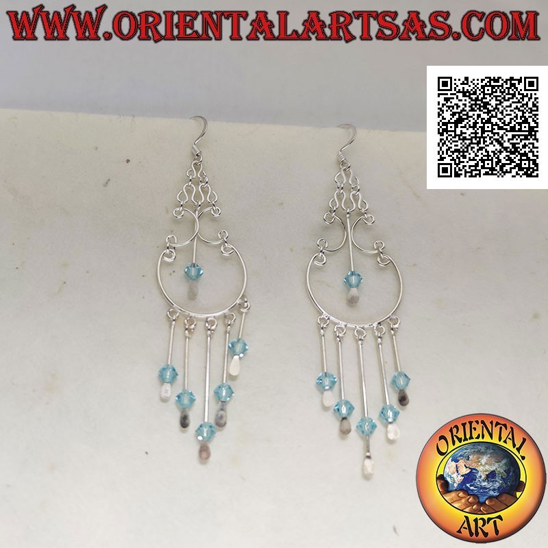 Pendientes de aro de plata de estilo barroco con cristales celestes colgando en el centro y debajo